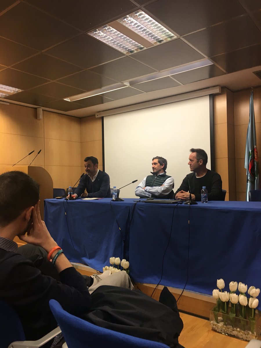 Arranca una interesantísima mesa con <a href="/MovistareSports/">Movistar eSports</a> y <a href="/riotgames/">Riot Games</a> en esta tarde de #eSports en <a href="/eSports_urjc/">Master eSports URJC</a>