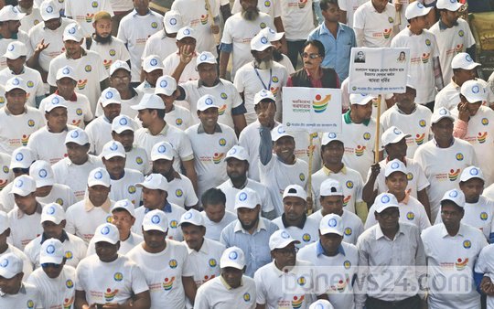 FreelancerHasna's tweet photo. Public servants march in colourful processions in Dhaka on Thursday to join a function at Bangabandhu National Stadium as part of seven-day celebrations over Bangladesh becoming eligible to graduate from a least developed or LDC nation to a developing one. https://t.co/1vxVtcxmlA