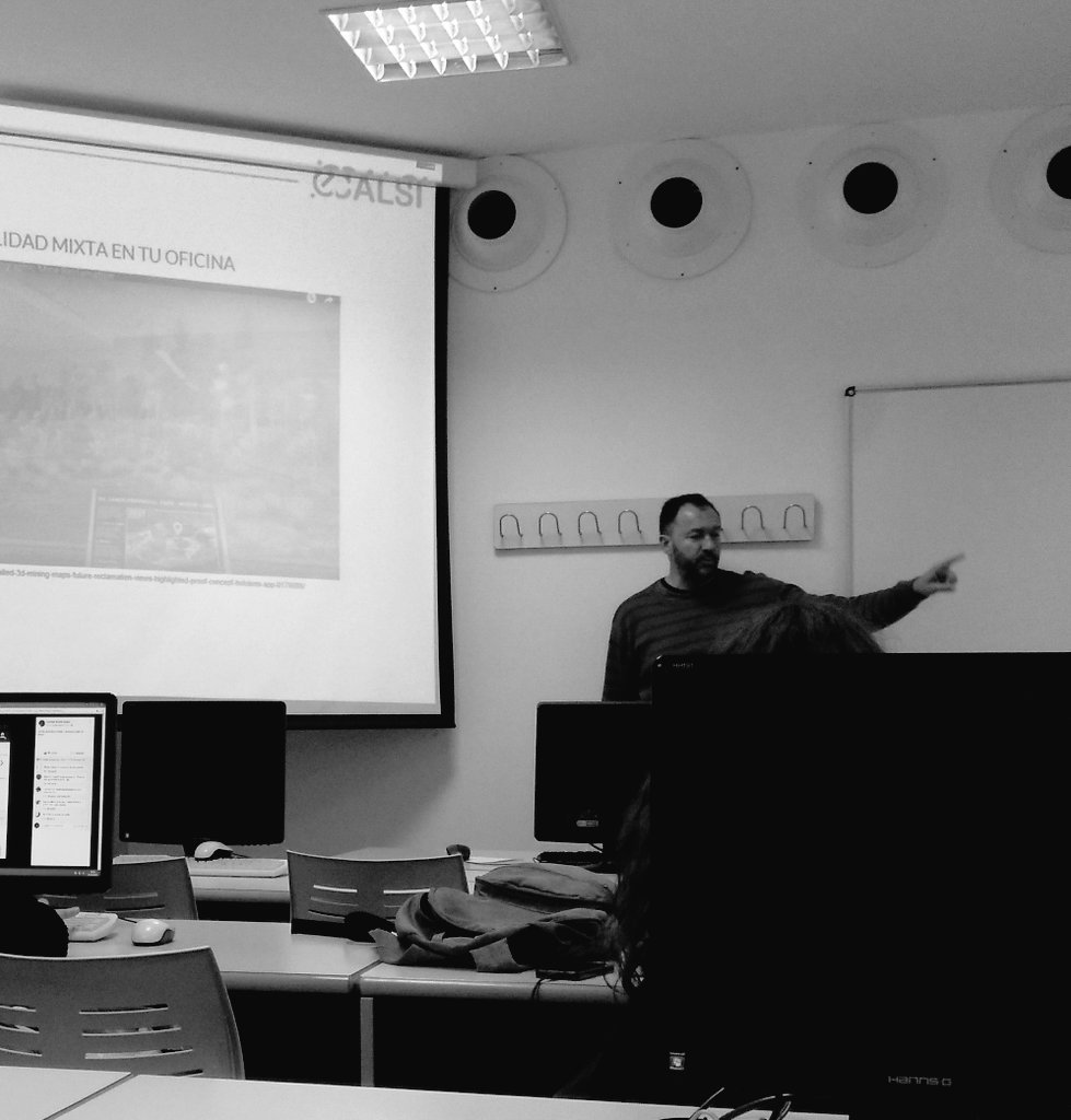 Saforaui's tweet photo. En clase de @gersonbeltran hemos viajado por todas las capas de información de la geolocalització. Datos y más datos que dejamos escapar cada día. @mastercalsi https://t.co/VhUa5tmYXo