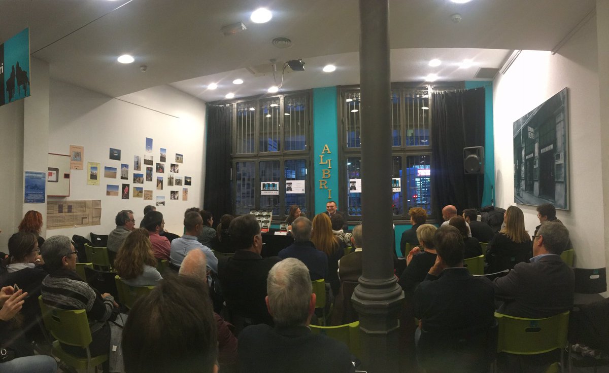 S’explica el Joan Miquel Capell menys comissari i més personal en la presentació de #Wadras Parla un “caimanaco” policial. ⚠️📚⚠️Nota: Capell guarda les llibretes de feina. ⚠️📚⚠️