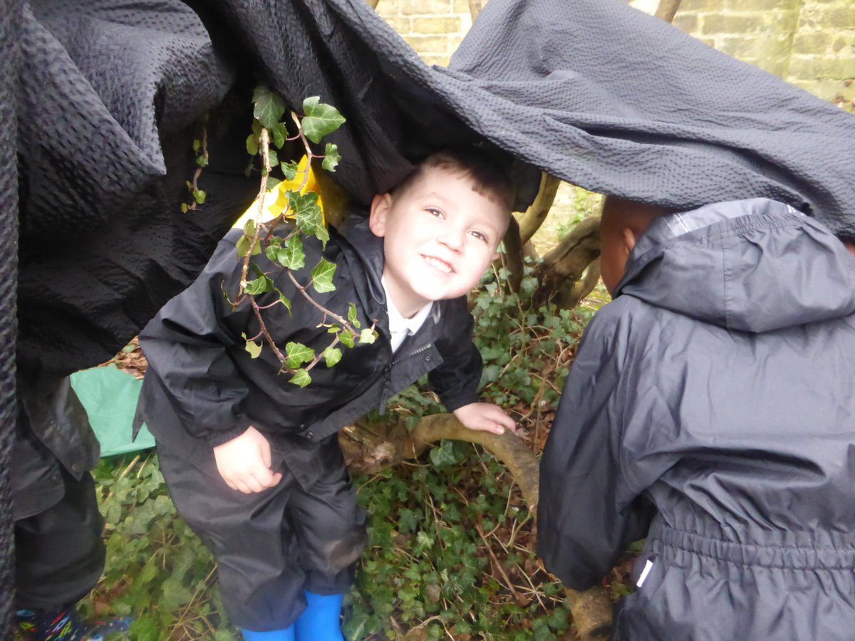 WoodhillFS's tweet photo. Lots of planning and reflection whilst building #dens this week at #forestschool @WoodhillSchool https://t.co/1WmqqloZ88