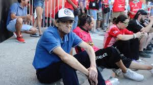 lucas_tarela's tweet photo. Te vi jugar, pero gracias a videos, siempre estuviste en las historias de mi abuelo y de mi viejo cuando me hablaban de #Huracán ,siempre me imagine que es lo que te diria si te conociera en persona. Que la pelota siga girando en cielo, que descanses "Loco". https://t.co/udytn0dTZ1