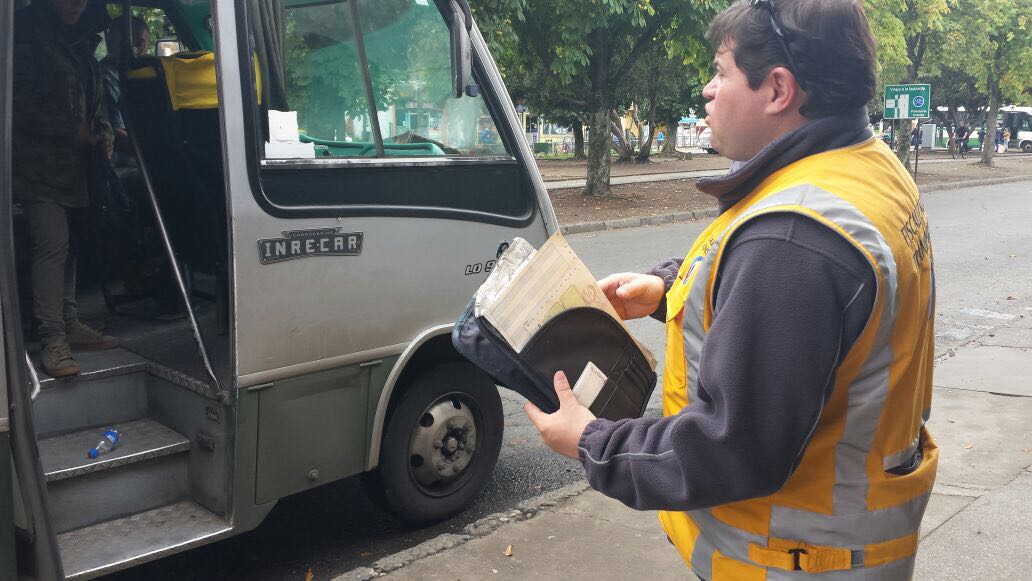Fisca_MTT's tweet photo. Inspectores de la Araucania fiscalizaron esta jornada buses rurales en la comuna de Temuco https://t.co/bUmxCoJk39