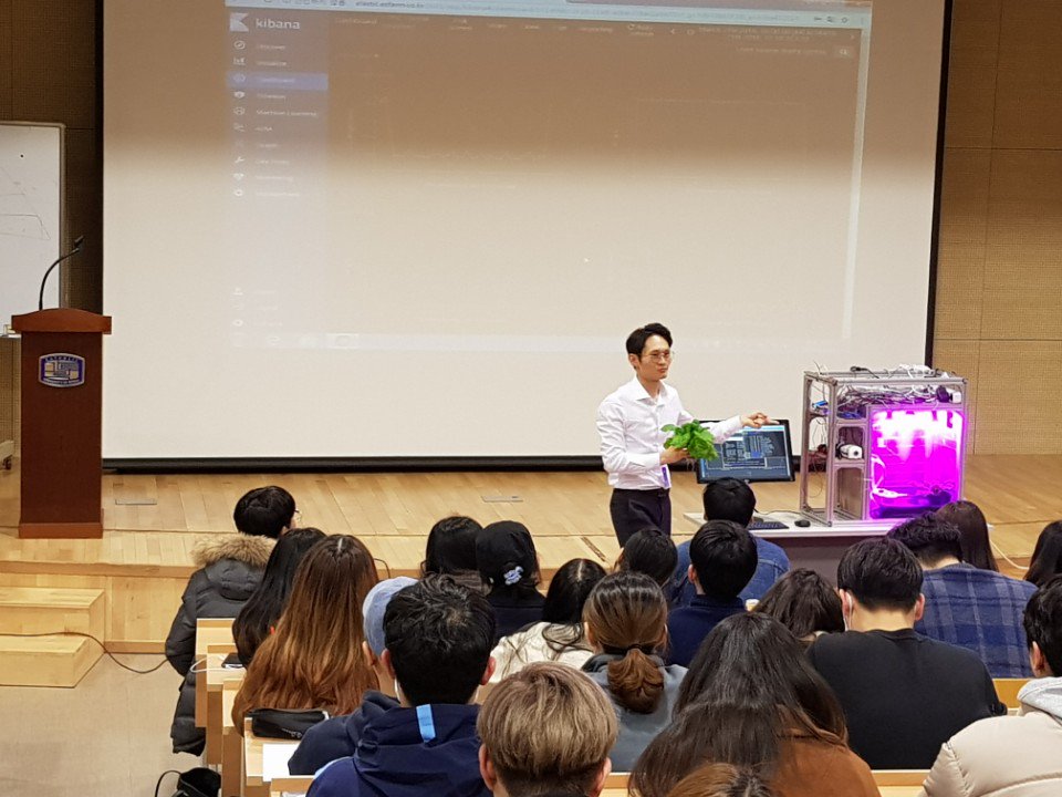 OpenAgFD's tweet image. Kwang Hee Han inspiring 140 students with a 2 hour lecture on OpenSource Ag.  Extra credit surprising students eating lettuce from the Food Computer mid-lecture.