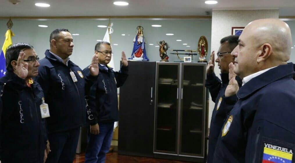 Cicpc047's tweet photo. 1- Por instrucciones del Presidente de la República @nicolasmaduro queda juramentada la nueva Junta Directiva del Cuerpo de Investigaciones Científicas, Penales y Criminalísticas (CICPC) por parte del Ministro de Interior, Justicia y Paz M/G Néstor Reverol @NestorReverol https://t.co/vmxkJTa3qf