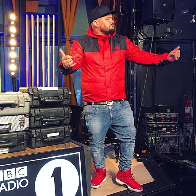 .<a href="/CharlieSloth/">Charlie Sloth</a> is in the building! Looking forward to his live broadcast tonight from <a href="/TheHystSwansea/">The Hyst</a> 🙌🏻🙌🏻🙌🏻 📷: via Charlie’s Instagram
#SwanseaMusic