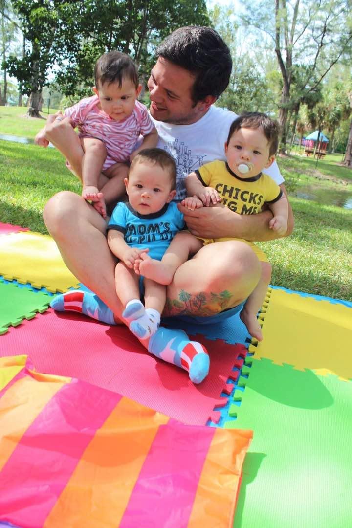 Trillipack's tweet photo. Jueves de #Tbt 🙌 y este día se lo dedicaremos a nuestras personas super especial ❤
Comenzamos con nuestros papi @jhonniegriffin todos estábamos gordistos...
#Trillipack #miami #life https://t.co/K2lqydL7ce