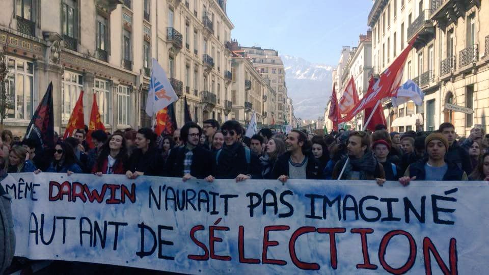 MJCF38's tweet photo. ⚪Plus de 10000 personnes ont manifesté aujourd'hui contre la casse du service public à Grenoble⚪ 

➡ Les JC Isère étaient présent•e•s dans le cortège lycéen contre la sélection et la casse du bac 

➡ Amplifions  la mobilisation pour combattre les réformes antisociales ! https://t.co/lfF166yH77