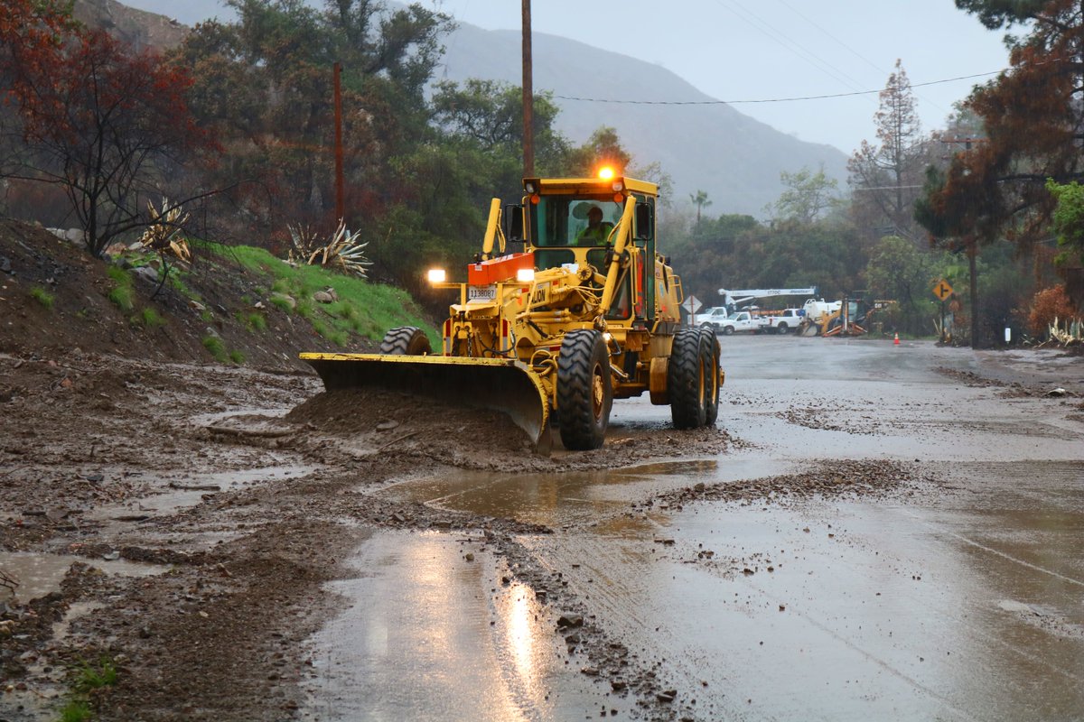 CaltransDist7's tweet image. This is not something you can drive through. We are working to clear this portion of State Route 33 north of #Ojai as quickly and safely as possible. Route 33 remains closed from Fairview to Lockwood Valley in @LosPadresNF #cawx #castorm