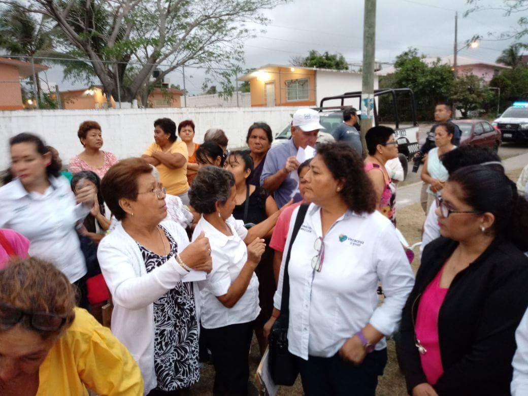 IMMUVER1's tweet photo. Nuestra Directora asistió junto con diversas direcciones municipales, para atender de manera presencial las peticiones de l@s ciudadanas de la Col. Renacimiento, comprometiéndose a darles seguimiento, como medida de prevención a la 2a. alerta de género.
#immuver @AyuntamientoVer https://t.co/4VBjuZO8sT