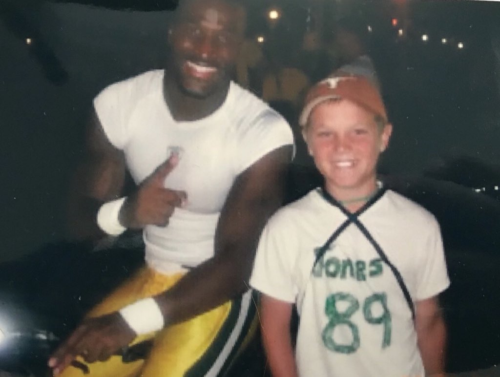 89JonesNTAF's tweet image. TBT With my main man Mas...from being my bike rider to now giving me golf tips 😳 #Ready2HitTheLinks @klappdaddy #CollegeSpringBreak @Packers