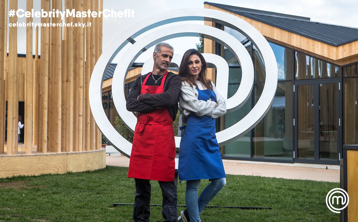 MasterChef_it's tweet photo. Una sfida difficilissima attende gli aspiranti #CelebrityMasterChefIt: cucinare un'amatriciana perfetta... per degli amatriciani DOC! Secondo voi chi cucinerà la migliore? 👌
RT per la #BrigataRossa🔴 di #DanieleTombolini
❤️ per la #BrigataBlu🔵 di @_AnnaTatangelo_ https://t.co/z6dclt0RAS
