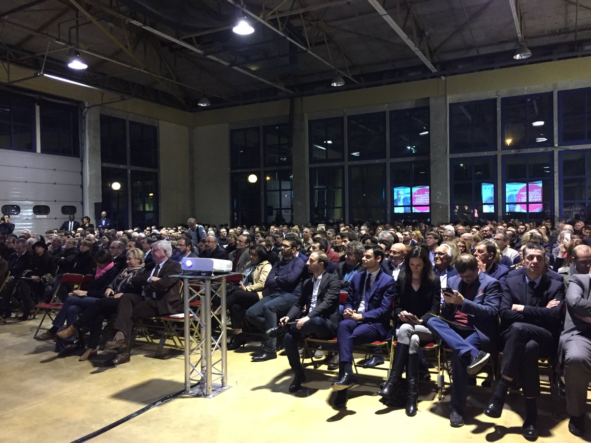 n_w_x's tweet image. « Si vous pensez que les robots vont remplacer la créativité, détrompez-vous ! L’heure est foisonnement des synergies hommes-machines » Plus de 600 personnes pour écouter @arnaud_delacost nous expliquer comment l’#IA peut nous rendre + humains. @villedelouviers @RouenNdyInvest