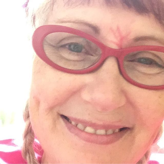 A 9 year old did my eyebrows for me. Much better, don’t you think??? #giveagiggle #giggleweek #queensmedicalcenter @giveagiggle #drfab #smiles #giggledoctors