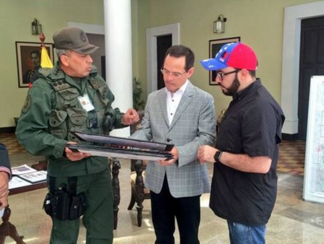 jesusmedinae's tweet photo. ¡Miren a estás joyitas! Luego que Luis Aníbal Velázquez, robó como presidente del Kino Táchira y es testaferro de Vilma Mora, ahora goza y está pidiendo asilo político con su futura esposa en los Estados Unidos, tenemos la invitación para su "matricidio" gracias por enviarla. https://t.co/U46TWegdgJ