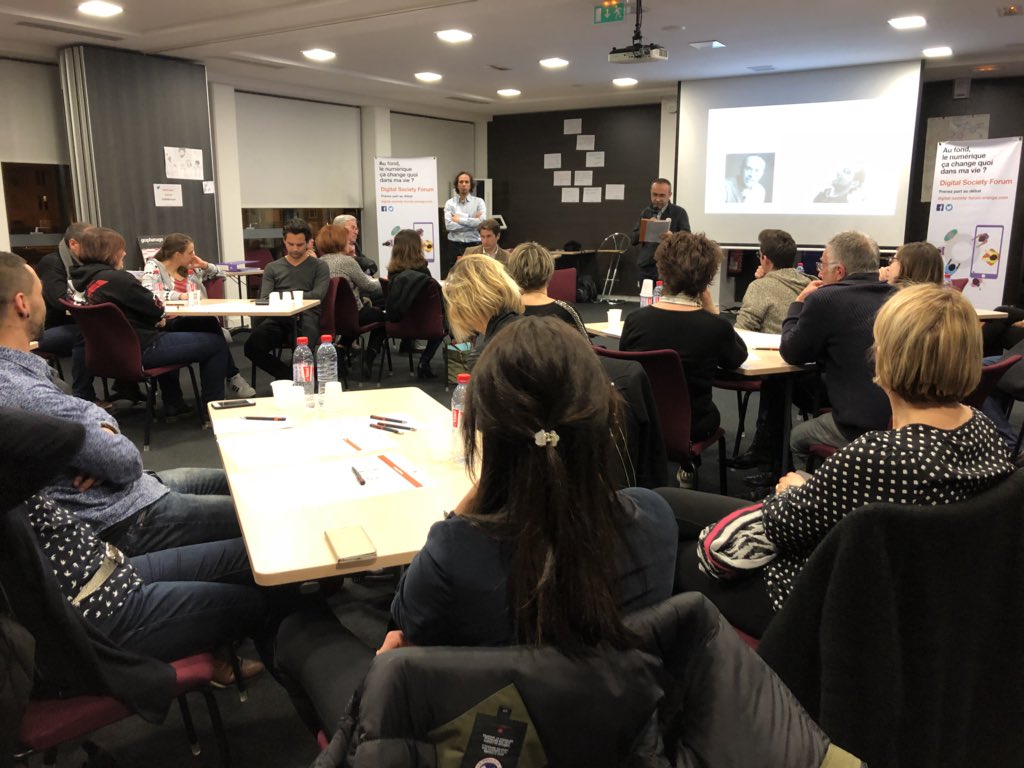 ODSForum's tweet photo. A côté du e-learning, il y a aussi l’enseignement libre avec tout le mouvement des youtubers qui partagent des contenus pédagogiques - Auguste Ferraz Simoes #DSFeduc https://t.co/2LlN5wgkBf