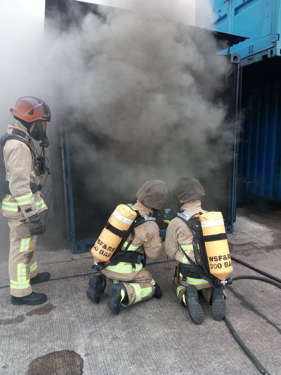 JimMackay77's tweet image. WTR1-18 Recruits intro to attack runs @WSFRS_TDA @WestSussexFire @GatwickFRS #livefire #flowpaths #training #NewSkills @coomber_richard @RBKatie @1HealthAcademy @MattS6113