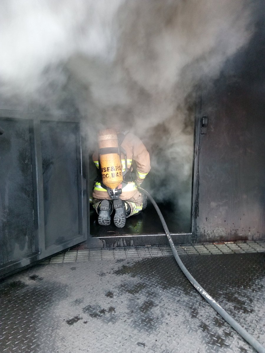 JimMackay77's tweet image. WTR1-18 Recruits intro to attack runs @WSFRS_TDA @WestSussexFire @GatwickFRS #livefire #flowpaths #training #NewSkills @coomber_richard @RBKatie @1HealthAcademy @MattS6113