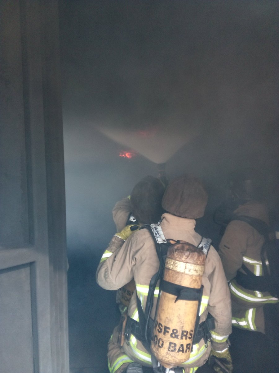 JimMackay77's tweet image. WTR1-18 Recruits intro to attack runs @WSFRS_TDA @WestSussexFire @GatwickFRS #livefire #flowpaths #training #NewSkills @coomber_richard @RBKatie @1HealthAcademy @MattS6113