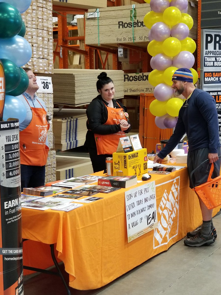 JeremiahEarley's tweet photo. Joking around with the Pros on Pro Appreciation Day #ferocious4416 https://t.co/2UwiwKACMd