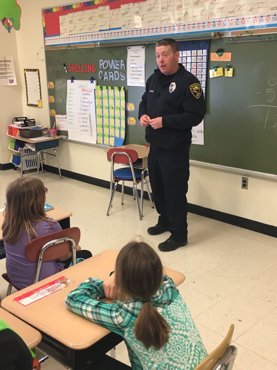 MrsProctorPES's tweet photo. Thank you Mr. Maloney for coming in today to talk to us about your job as a police officer! #socialstudies #servicejobs https://t.co/rroRVpGK3Y