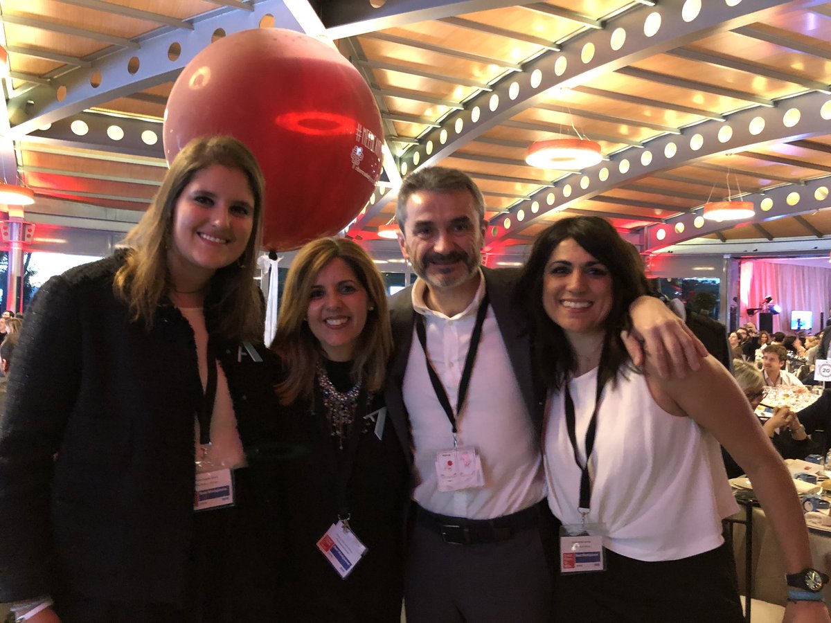adecco_es's tweet photo. Nuestro presidente Enrique Sánchez compartiendo grandes momentos con todos los colegas. ¡Tú sí que eres GREAT! #AdeccoGPTW #BestWorkplaces18 https://t.co/w51qqWJmc9
