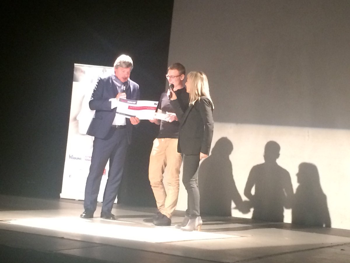 BanquePopSud's tweet photo. [SOIREE PARTENAIRE] 3ème édition du #labobjectif @ObjectifLR - Pierre Chauvois parrain de la soirée, remet le trophée à Cyril Dupuy @Vaonis_fr la #startup grande gagnante, soutenue par notre agence Sud Innovation. Félicitations !! https://t.co/hkRiqXXuBJ