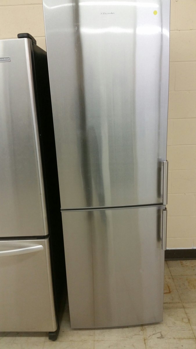 StrongManLiquid's tweet image. 24” STAINLESS STEEL LOFT FRIDGE DISPLAY MODELS $550 NEW $799 4167478410