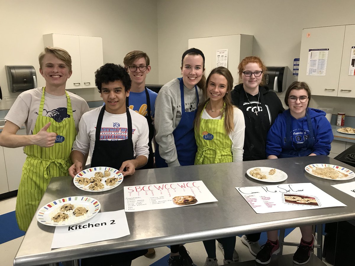 MrEmanuelYoung's tweet image. Decision 2018
 ✅ Judging the FACS cookie 🍪 competition @katienhashley 
#LearningisSweet @pkwycte