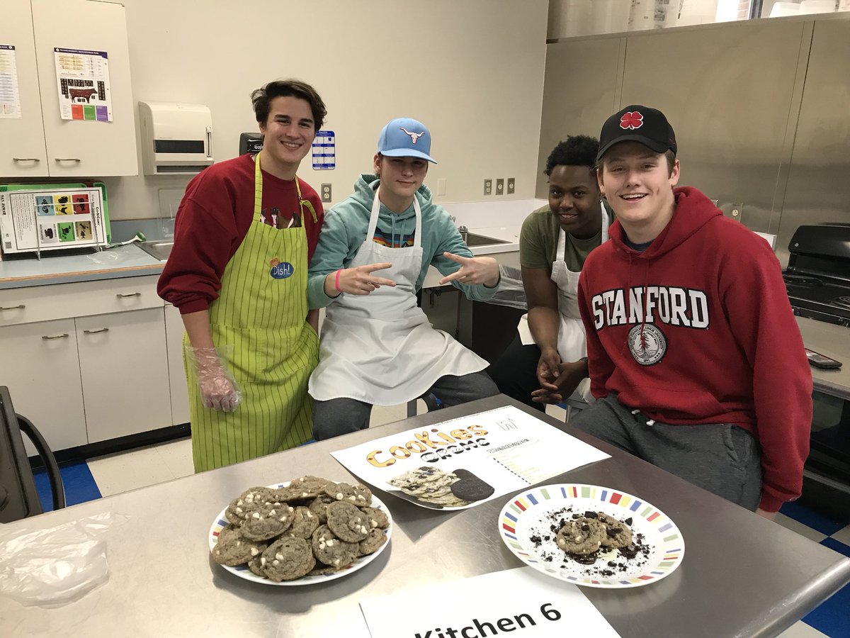 MrEmanuelYoung's tweet image. Decision 2018
 ✅ Judging the FACS cookie 🍪 competition @katienhashley 
#LearningisSweet @pkwycte