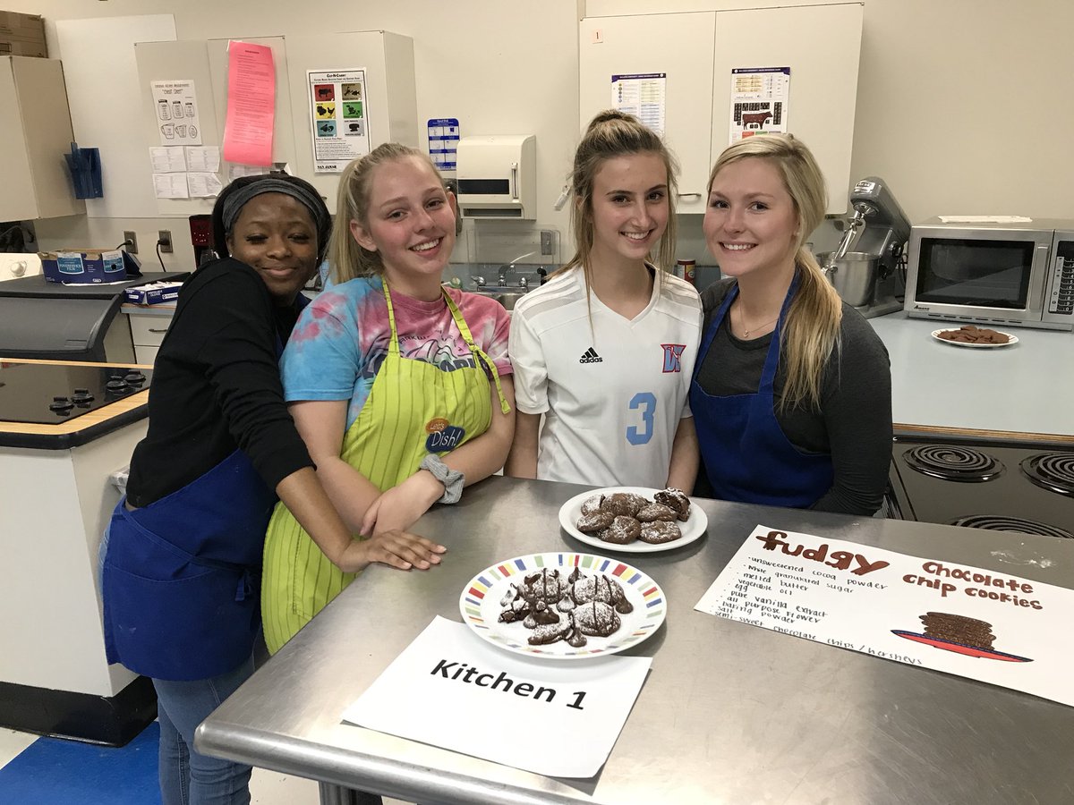 MrEmanuelYoung's tweet image. Decision 2018
 ✅ Judging the FACS cookie 🍪 competition @katienhashley 
#LearningisSweet @pkwycte
