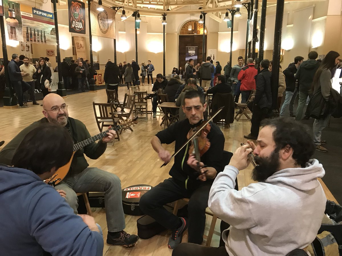 La música nunca falta en el Salón 🎻