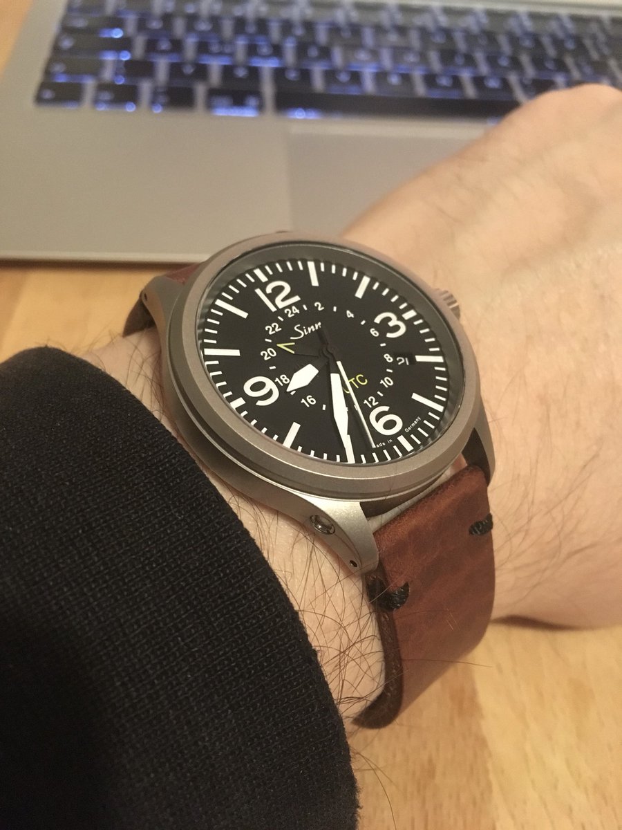 sivek's tweet image. #ukazhodinky @Sinn_FFM 🖤