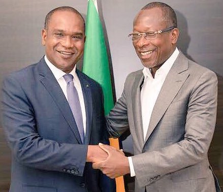 AlphaBarry20's tweet photo. Cotonou - Porteur d’un message du Président du Faso @rochkaborepf , j’ai eu un entretien très fructueux avec le Président @patrice_talon https://t.co/RNtUZr1OUH