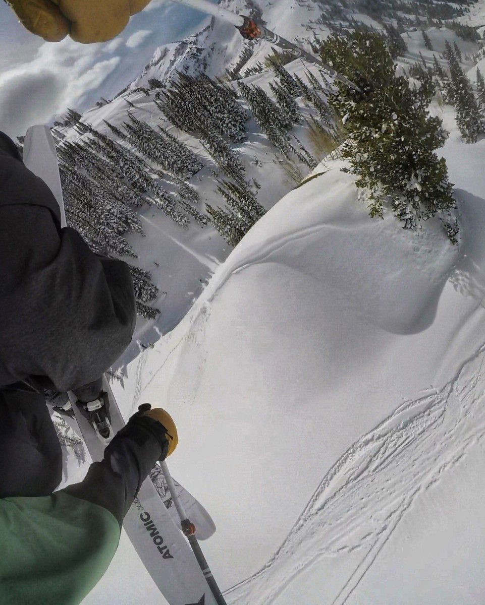 TimDurtschi's tweet image. Toured up to Chads Gap to watch the session thinking that if I had my shift bindings on I would have an excuse not to hit it... 

but then I figured why not put them to the ultimate test 👨‍🔬 @atomic @GoPro #holyshift #shiftbinding #weareskiing #chadsgap