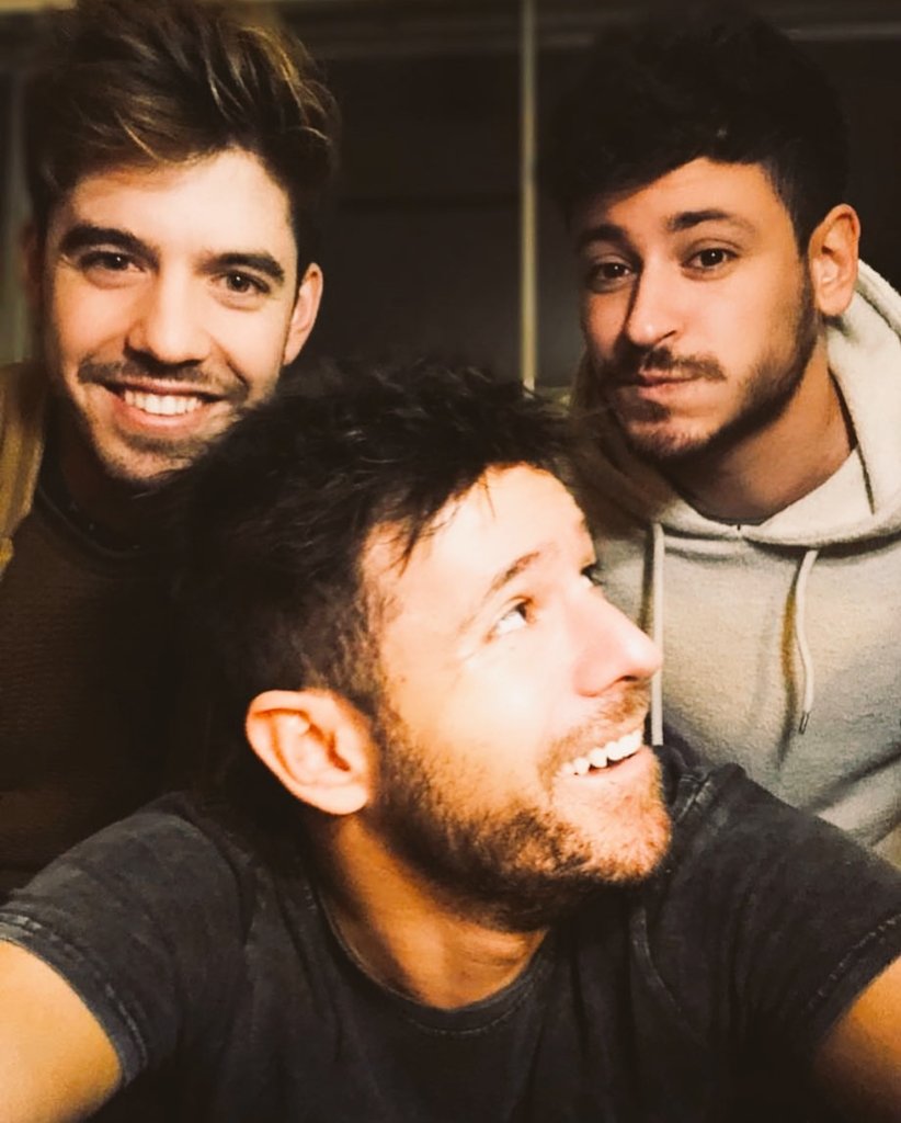 Mr_ToRo112's tweet photo. Si hay alguien en este mundo que SIENTE la MÚSICA de CORAZÓN, ese es @PabloLopezMusic . Gran foto del trio calavera @Cepeda_ot2017 @Roi_ot2017 . Pd: El filtro de regalo🎵🎶🎼🎤😎😎 #PabloLopez #CepedaOT #RoiOT #HacedUnaTortillaJuntos https://t.co/IDR2j6Gu2Q