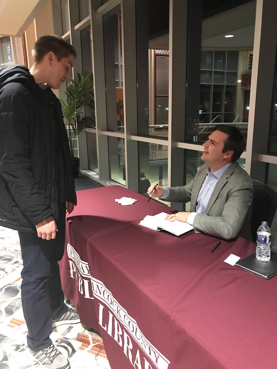 MrGehret's tweet photo. What an incredible evening listening to @JDVance1 describe key moments of his memoir, Hillbilly Elegy. Even better to meet him in person! @GehretLA https://t.co/Rh1X8KpQWO