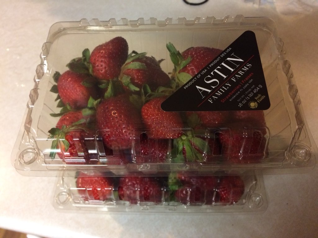 KateReichling's tweet photo. Did you know an acre of land can produce 50,000 pounds of #strawberries? 🍓 #agfacts #nutrition #agriculture #AgWeek https://t.co/MqbmkrQZKZ