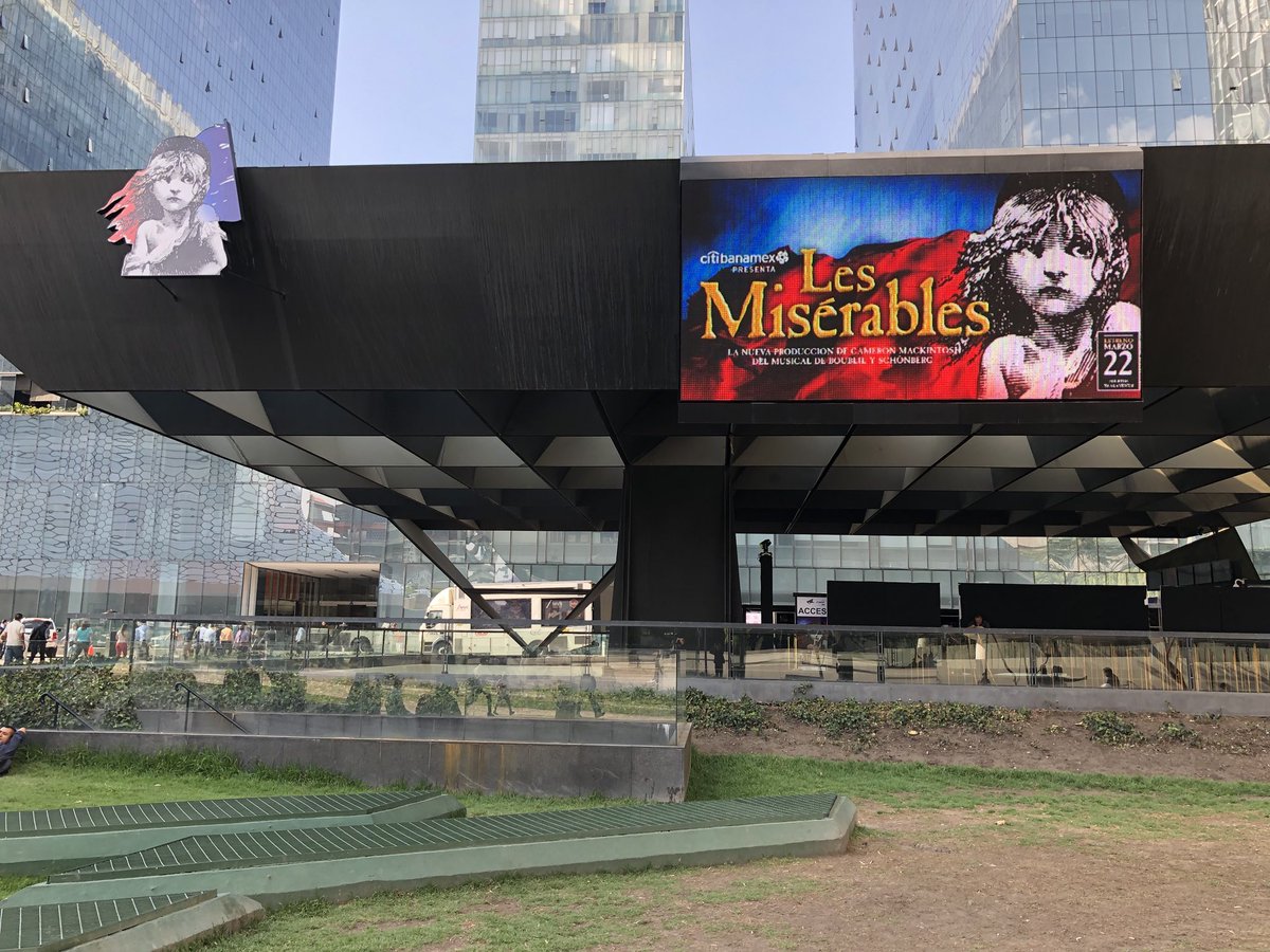 Romero_Clark's tweet photo. Estrenamos! Opening night :-) @LesMisMx https://t.co/jbHkNU9HaK