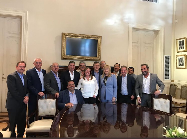 prensa62org's tweet photo. El Presidente @mauriciomacri y el Mtro de Trabajo,@JorgeTriaca recibieron en Casa Rosada a representantes de la 62 p/debatir sobre los desafíos en los cambios en el mercado laboral.”Hay q encaminar el pais y ningún dirigente va a estar en contra”, dijeron. https://t.co/jRk86b1oMk