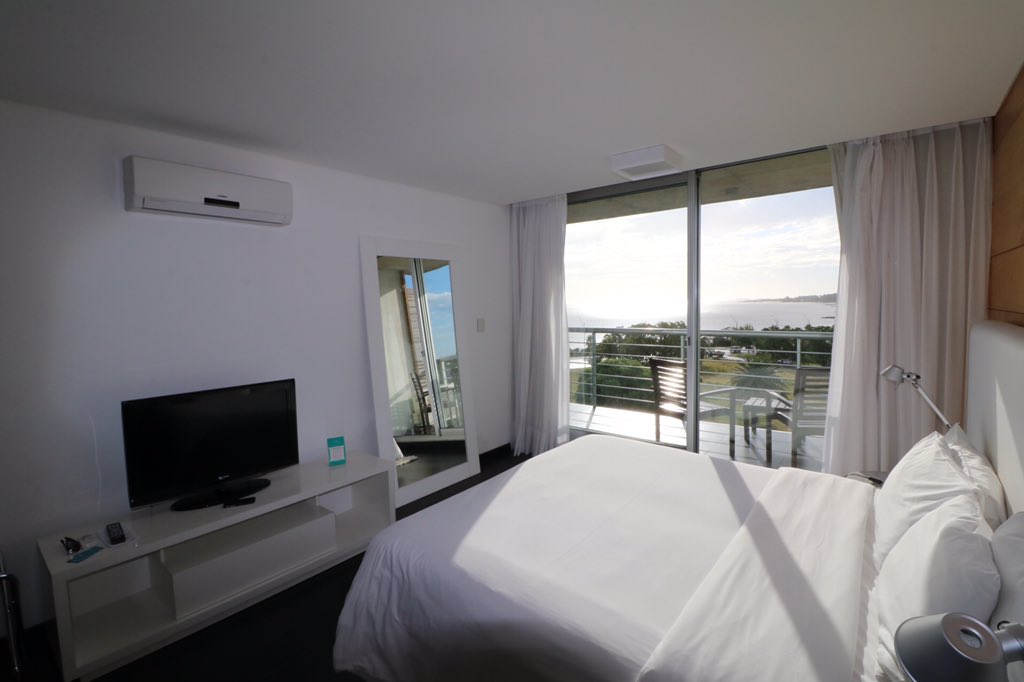 Quarto amplo, confortável e bem equipado é o que encontramos aqui no @hotelcostacolonia 😉🙌🏻