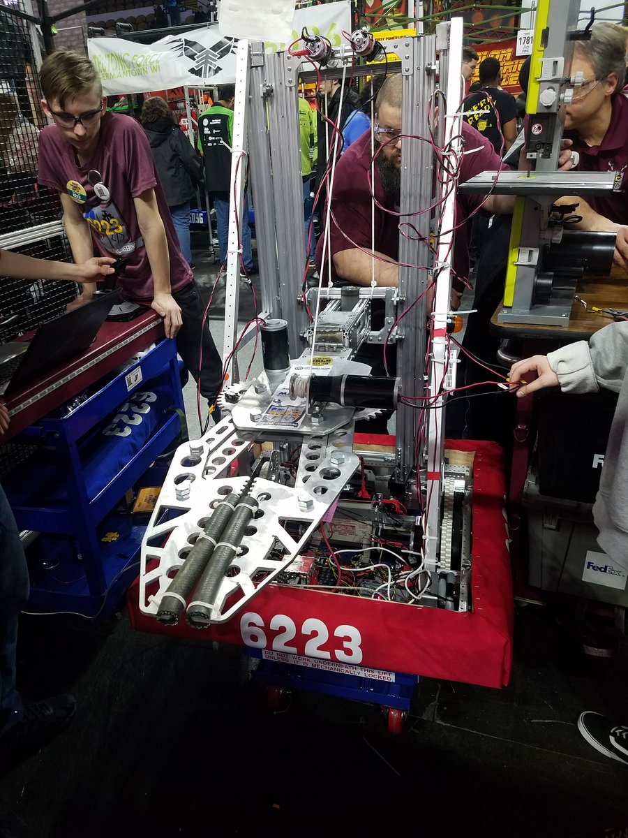 Falls_Robotics's tweet photo. Day one complete!! #FirstRobotics #FIRSTPOWERUP #FallsRobotics #WisconsinRegional #mfedchat https://t.co/B6la5w1FFr