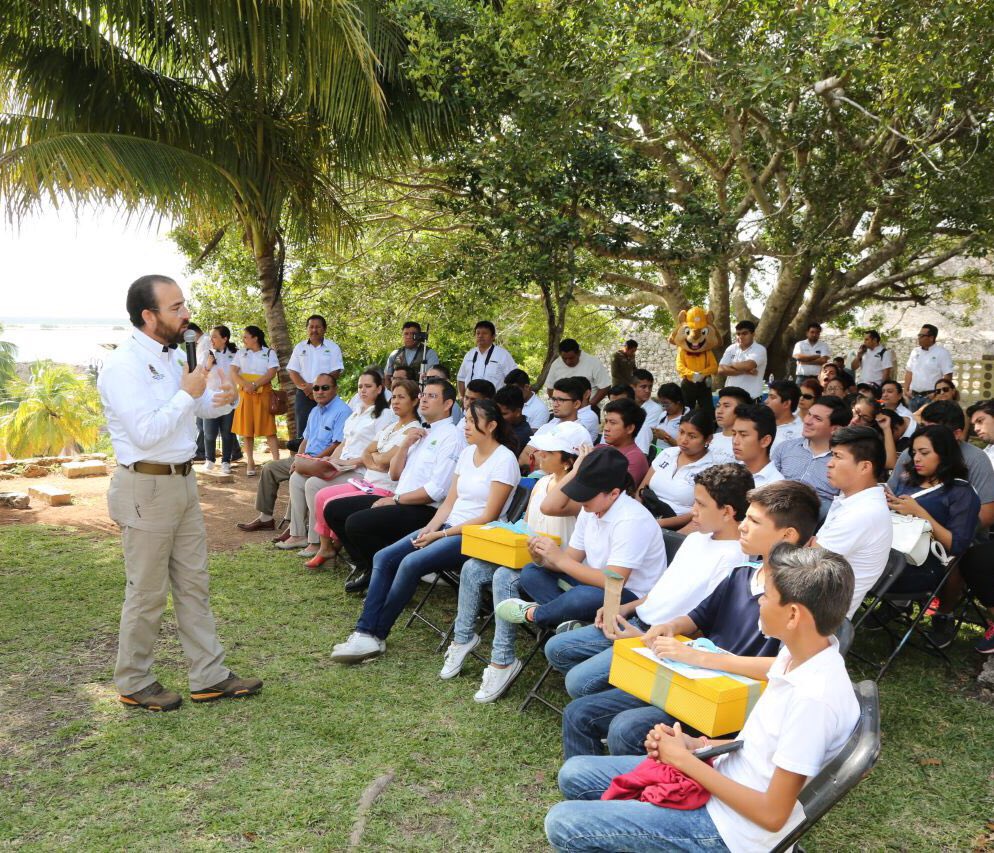 GerardoMoraX's tweet photo. Gracias a los jóvenes estudiantes del CREN y del COBACH de #Bacalar por su energía y entusiasmo para sumarse al #DíaMundialdelAgua; así como a @EducacionQR por su apoyo para las jornadas de educación y sensibilización sobre Cultura Hídrica. @CarlosJoaquin @ana_anaissabel https://t.co/PCCq8eDUl2