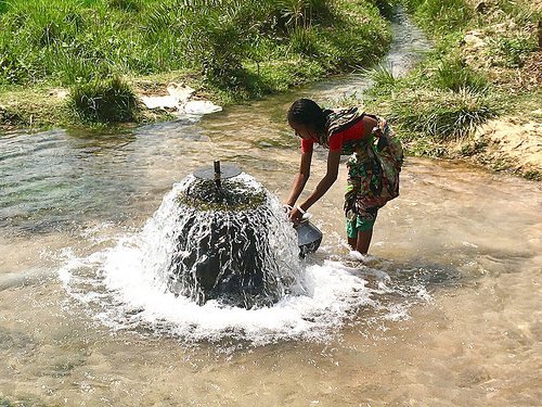 EcoWarrior1980's tweet photo. A woman collects water from an irrigation well #Rajshahi #Anantapara #Gogram #Godagari #Barind #drought #climatechange #groundwater https://t.co/FhfQbMJLNo #climatechange https://t.co/exNDklpl9t