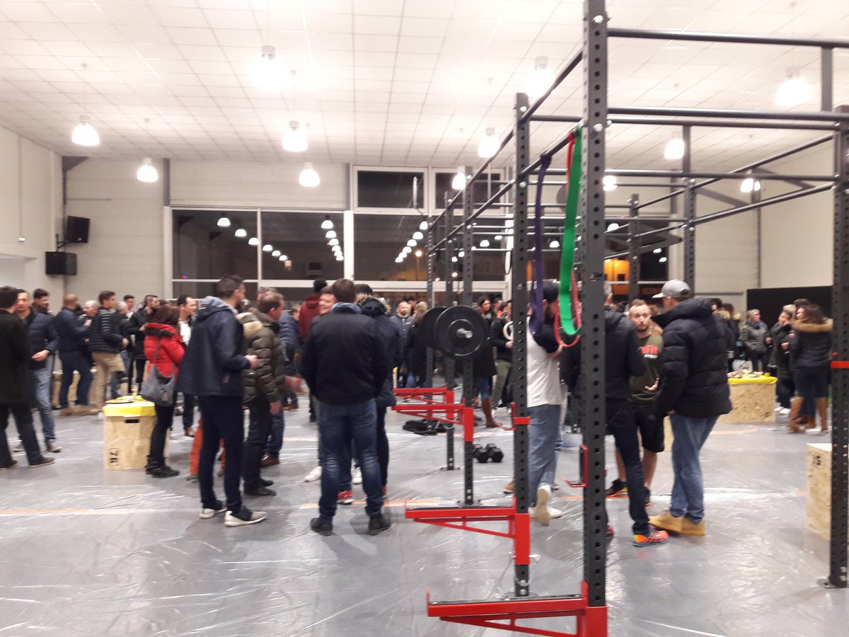 KarineEngel49's tweet image. Inauguration de la 1ère box de #CrossFit #angers rue du Maine avec les fondateurs de #wifit @guillaumeharman : 120 personnes  pour ce bon moment !