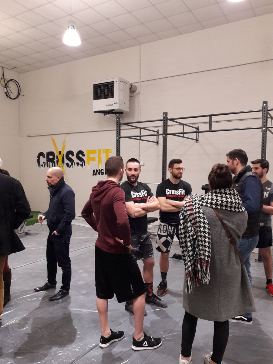 KarineEngel49's tweet image. Inauguration de la 1ère box de #CrossFit #angers rue du Maine avec les fondateurs de #wifit @guillaumeharman : 120 personnes  pour ce bon moment !