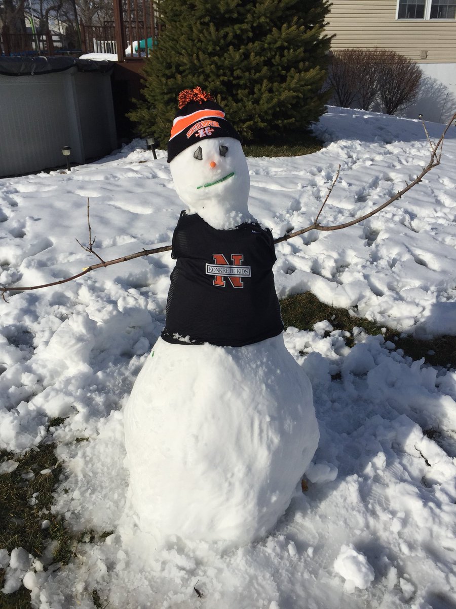 NorthamptonXC's tweet photo. Coach: you need to attack the hills during your race 
Runner: my arms are like twigs and I have no legs
#snowmanproblems #runnerproblems https://t.co/hCh6n4am3b