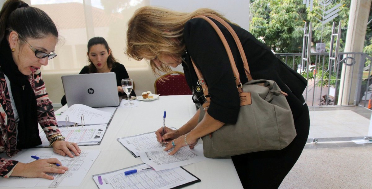 Ceamsopy's tweet photo. "Es la obligación de ustedes explicar a la sociedad por qué quieren ser candidatas” Virginia García Beaudoux, experta internacional en comunicación política en la #EscueladeFormaciónPolíticaParaMujeresLíderes @usaidparaguay #CEAMSO https://t.co/127tkyoOWM