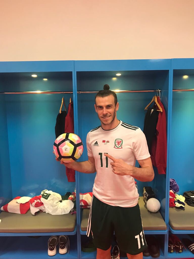 JuanmadelaPoza's tweet photo. #GarethBale se convierte en el máximo goleador de la historia de #Gales.

Con su "hat-trick" en la goleada (0-6) a #China, #ElExpresoDeGales alcanzó los 29 goles y superó a #Rush (28).

#HalaMadridYNada Más https://t.co/z28x1DjBis