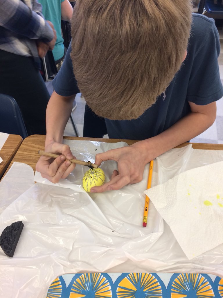 JacksonESFrench's tweet photo. Jackson students learn to make Ukrainian pysanky!@WTJProgramAdmin @APatWTJ @WTJPrincipal @APSWorldLang https://t.co/gYMGNqJ9GP